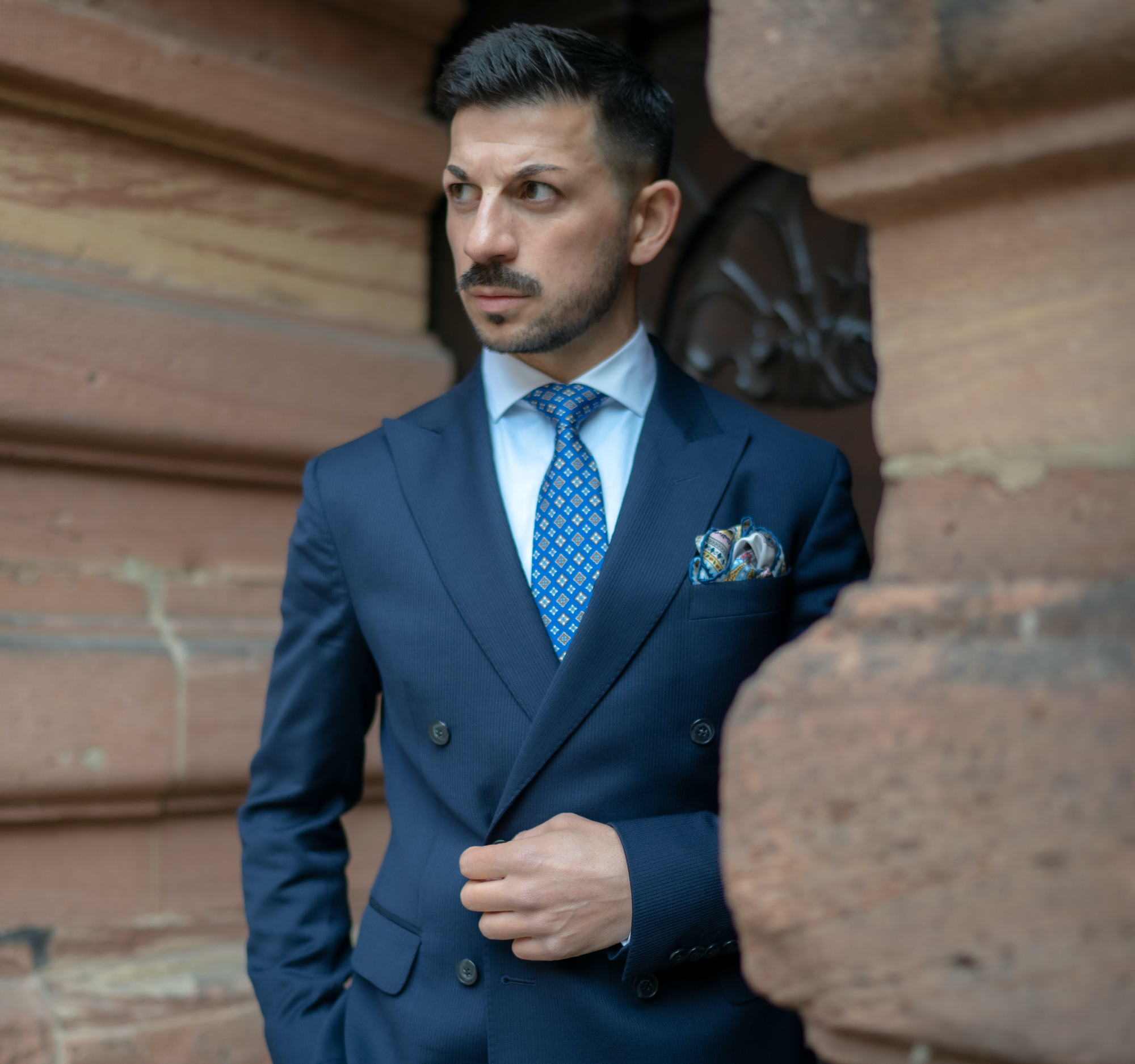 Finde den perfekten Look für Hochzeitsgäste – Tipps für die ideale Männerhochzeitskleidung