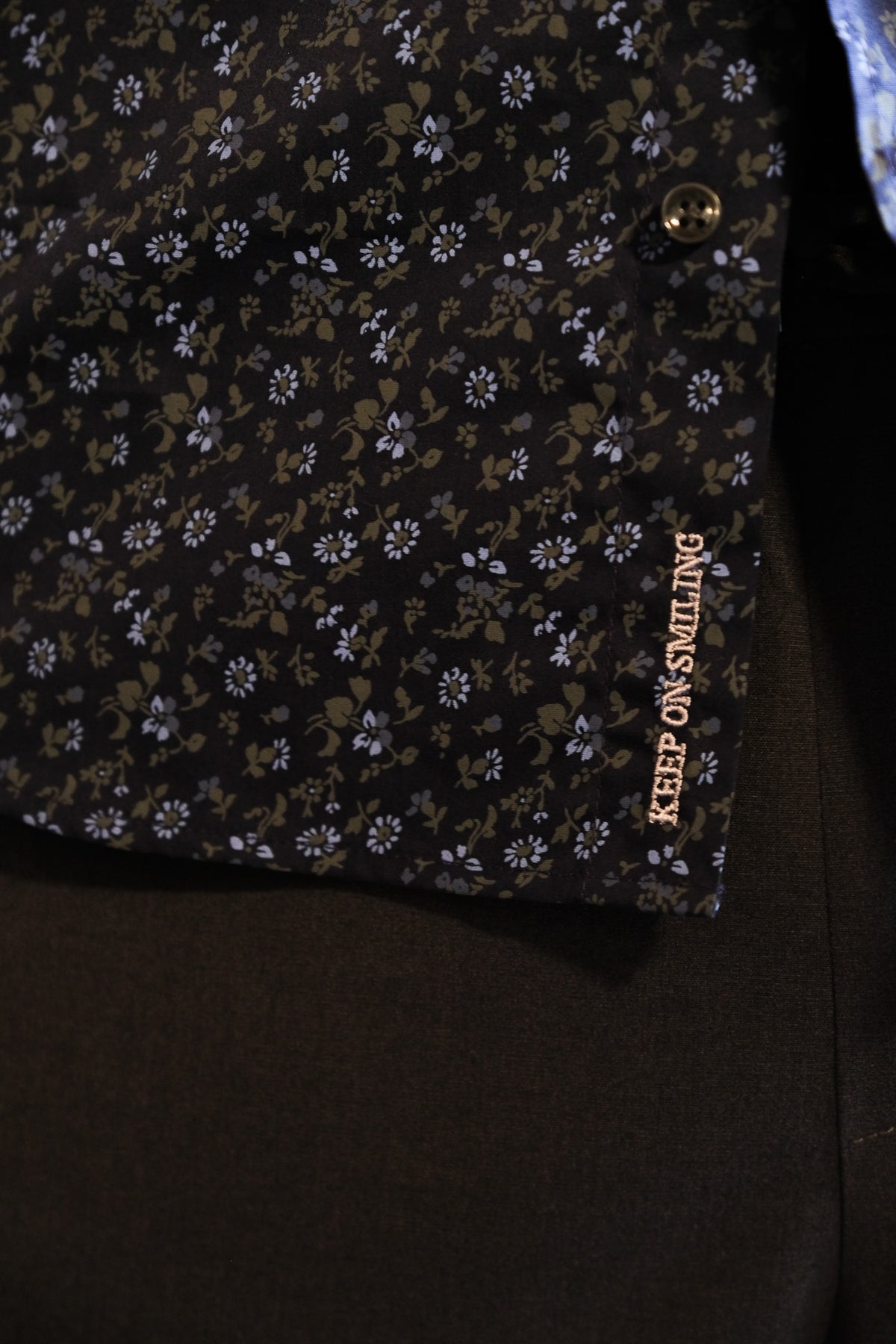 Chemise de loisirs imprimée avec motif floral bleu nuit